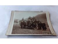 Снимка Младежи с ретро лек автомобил с рег. № Пл 239