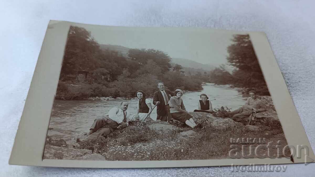 Φωτογραφία Άνδρες και νεαρές γυναίκες δίπλα στο ποτάμι