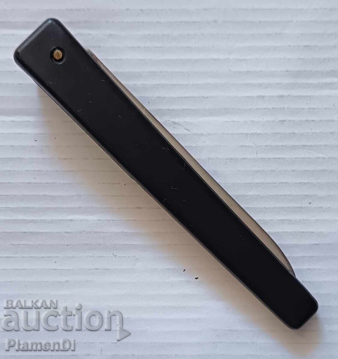 Cuțit vechi bulgăresc din bachelită "Petko Denev" Gabrovo cu preț € 7.67 | 15.00 BGN Cuțit vechi bulgăresc din bachelită "Petko Denev" Gabrovo cu preț € 7.67 | 15.00 BGN