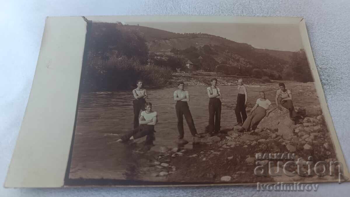 Fotografie Teteven Tineri lângă râu Fotografie Teteven Tineri lângă râu