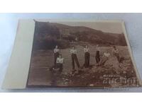 Fotografie Teteven Tineri lângă râu