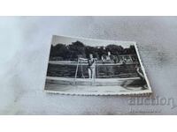 Φωτογραφία Άνδρα σε σκαλί πισίνας