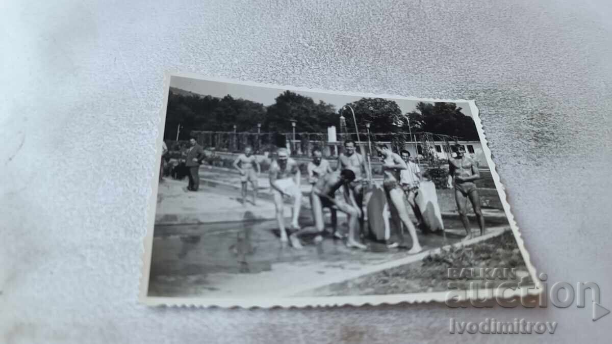 Φωτογραφία Άνδρες σε ντους πισίνας Φωτογραφία Άνδρες σε ντους πισίνας