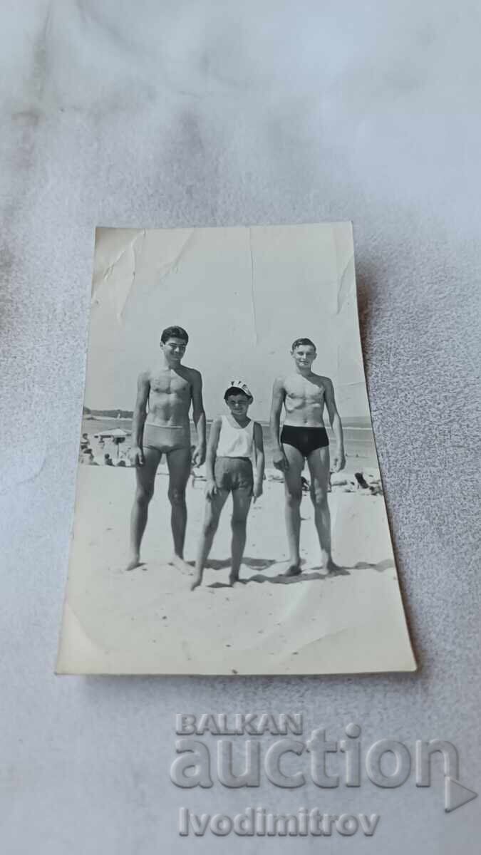 Φωτογραφία Αγοριών στην Παραλία Φωτογραφία Αγοριών στην Παραλία