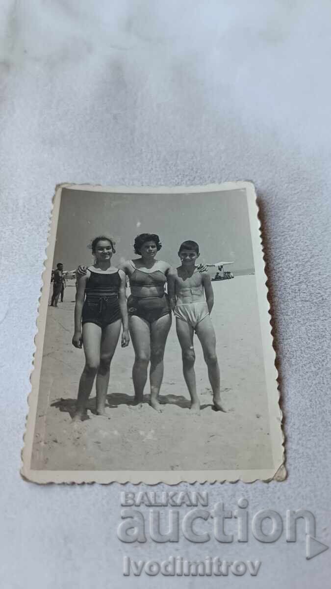 Photo Woman boy and girl on the beach Photo Woman boy and girl on the beach
