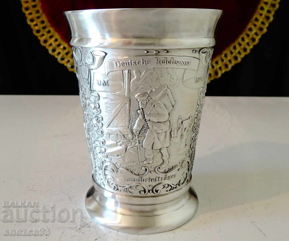 Чаша от калай за вино с пощальони.