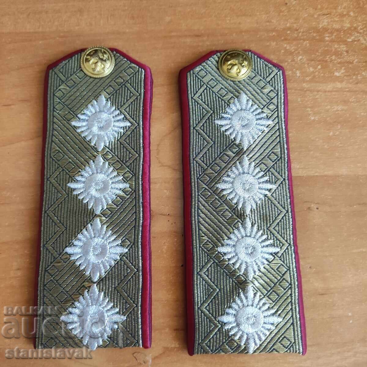 Auction General epaulettes-contemporary Auction General epaulettes-contemporary