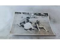 Φωτογραφία Δύο άντρες και ένα αγόρι στην παραλία