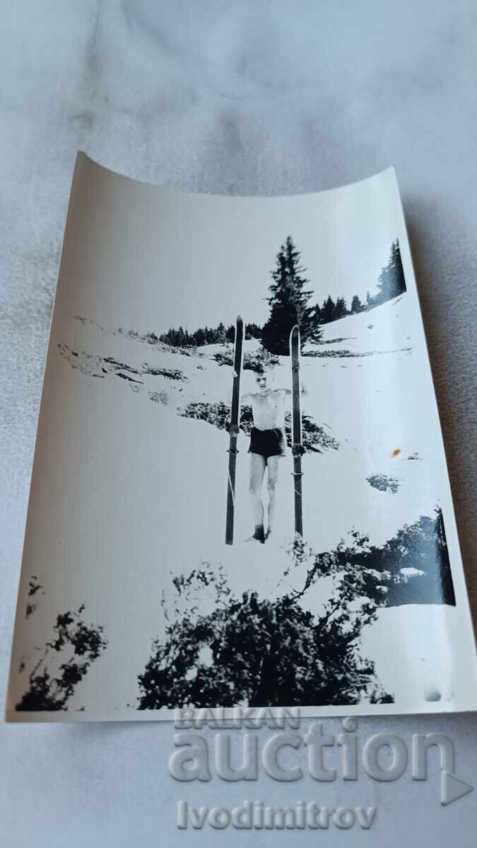 Φωτογραφία Αγοριού με κοντό παντελόνι και σκι τον χειμώνα Φωτογραφία Αγοριού με κοντό παντελόνι και σκι τον χειμώνα