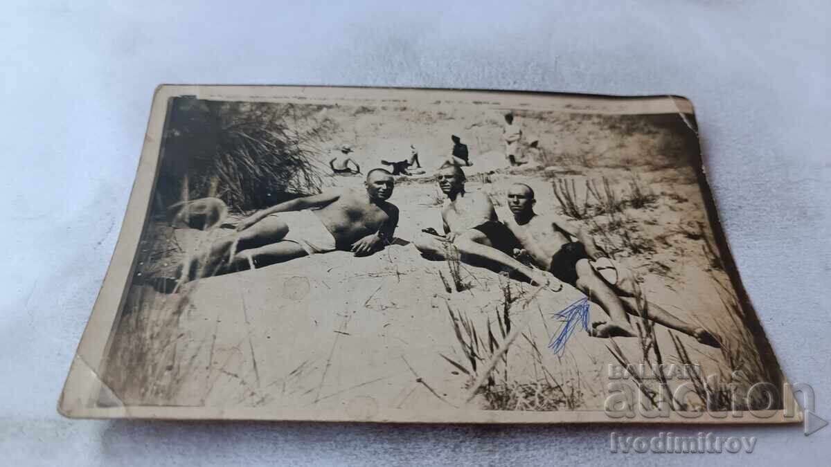 Φωτογραφία Μεσημβρίας Τρεις άνδρες στην παραλία 1928