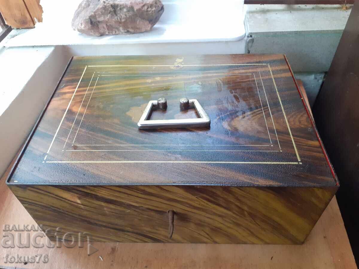 Παλαιό χρηματοκιβώτιο θησαυροφυλάκιο τράπεζα με κλειδί με τιμή 400.00 BGN | € 204.52