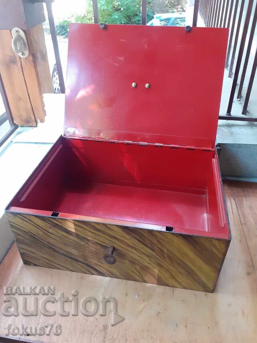 Παλαιό χρηματοκιβώτιο θησαυροφυλάκιο τράπεζα με κλειδί