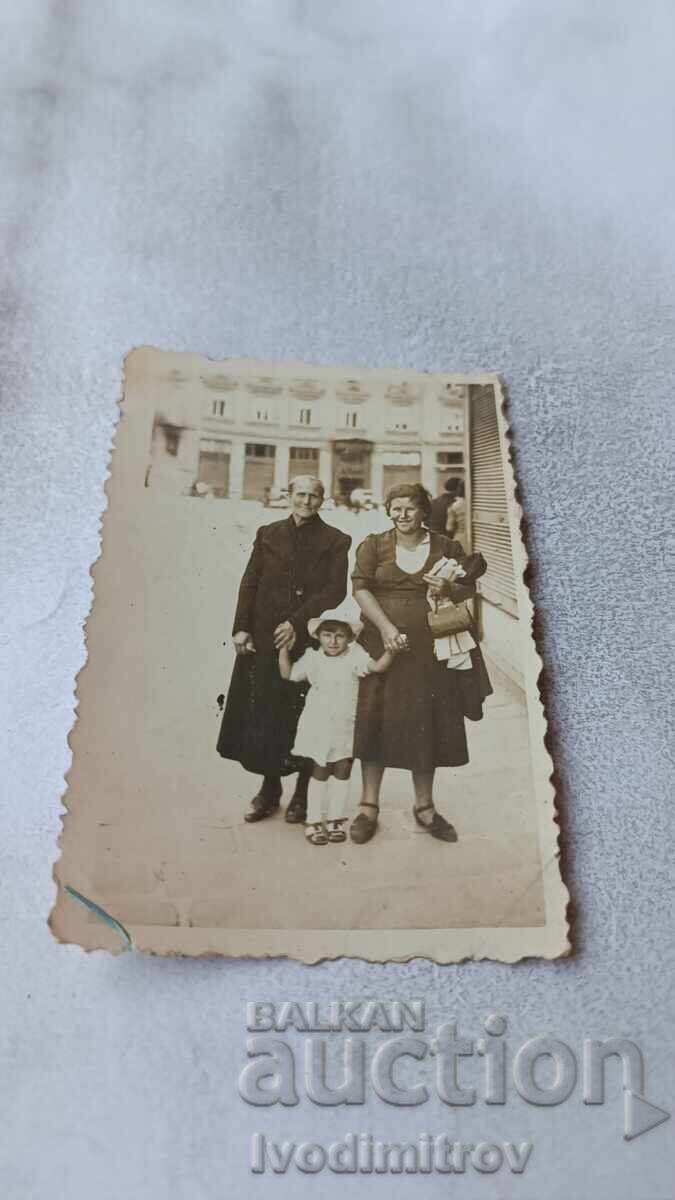 Fotografie Sofia Două femei și o fetiță pe stradă