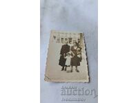 Φωτογραφία Σόφια Δύο γυναίκες και κοριτσάκι στον δρόμο