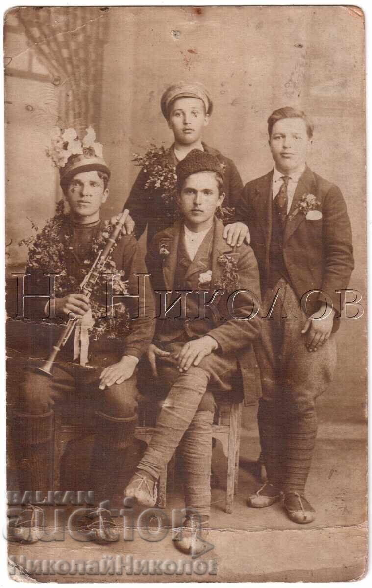 ΠΑΛΙΑ ΦΩΤΟΓΡΑΦΙΑ ΑΓΡΟΤΙΚΗΣ ΣΥΝΑΘΡΟΙΣΗΣ ΠΟΥ ΓΙΟΡΤΑΖΟΥΝ ΜΕ ΚΛΑΡΙΝΕΤΟ Ε379 ΠΑΛΙΑ ΦΩΤΟΓΡΑΦΙΑ ΑΓΡΟΤΙΚΗΣ ΣΥΝΑΘΡΟΙΣΗΣ ΠΟΥ ΓΙΟΡΤΑΖΟΥΝ ΜΕ ΚΛΑΡΙΝΕΤΟ Ε379