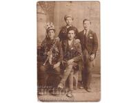 FOTOGRAFIE VECHE ADUNARE SĂTEASCĂ SĂRBĂTORIND CU CLARINET E379