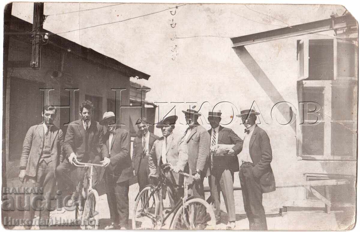 FOTOGRAFIE VECHE CU ȚĂRANI CU BICICLETE E381