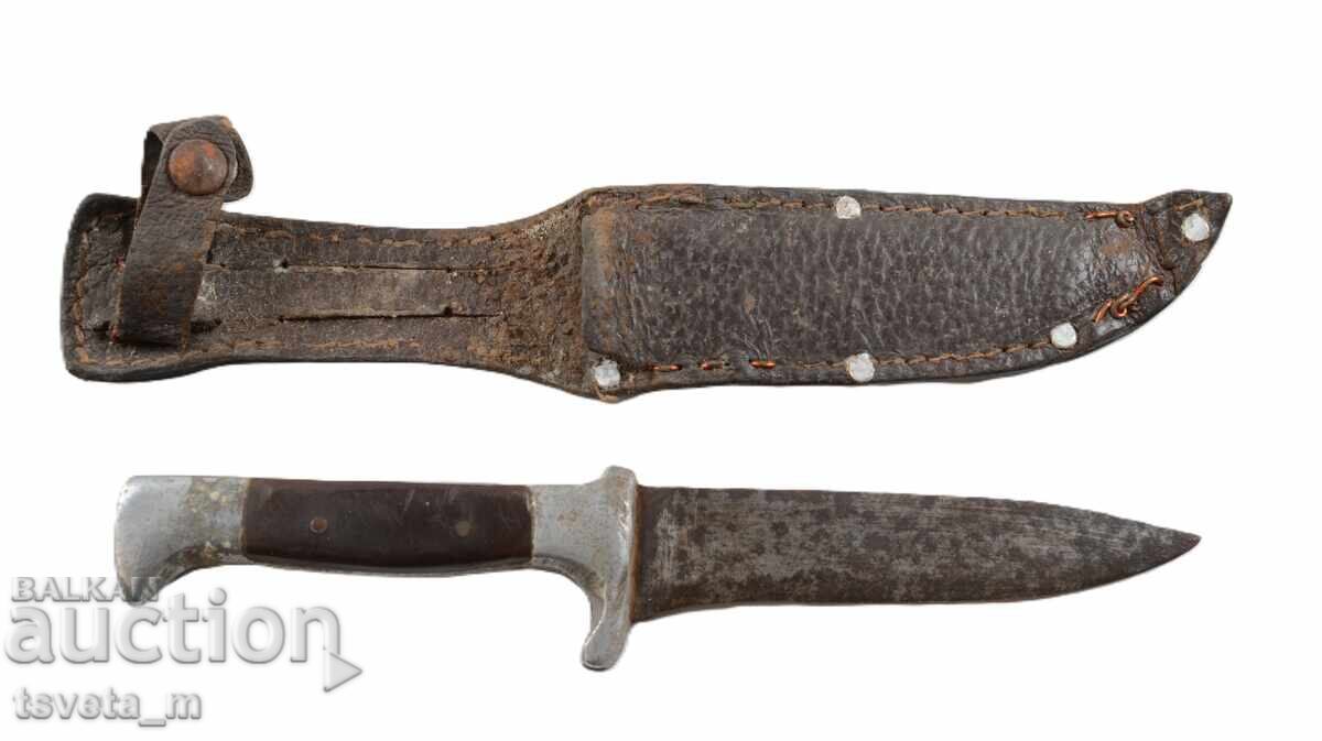 Старинен нож с кожена кания с цена 15.00 лв. | € 7.67 Старинен нож с кожена кания с цена 15.00 лв. | € 7.67