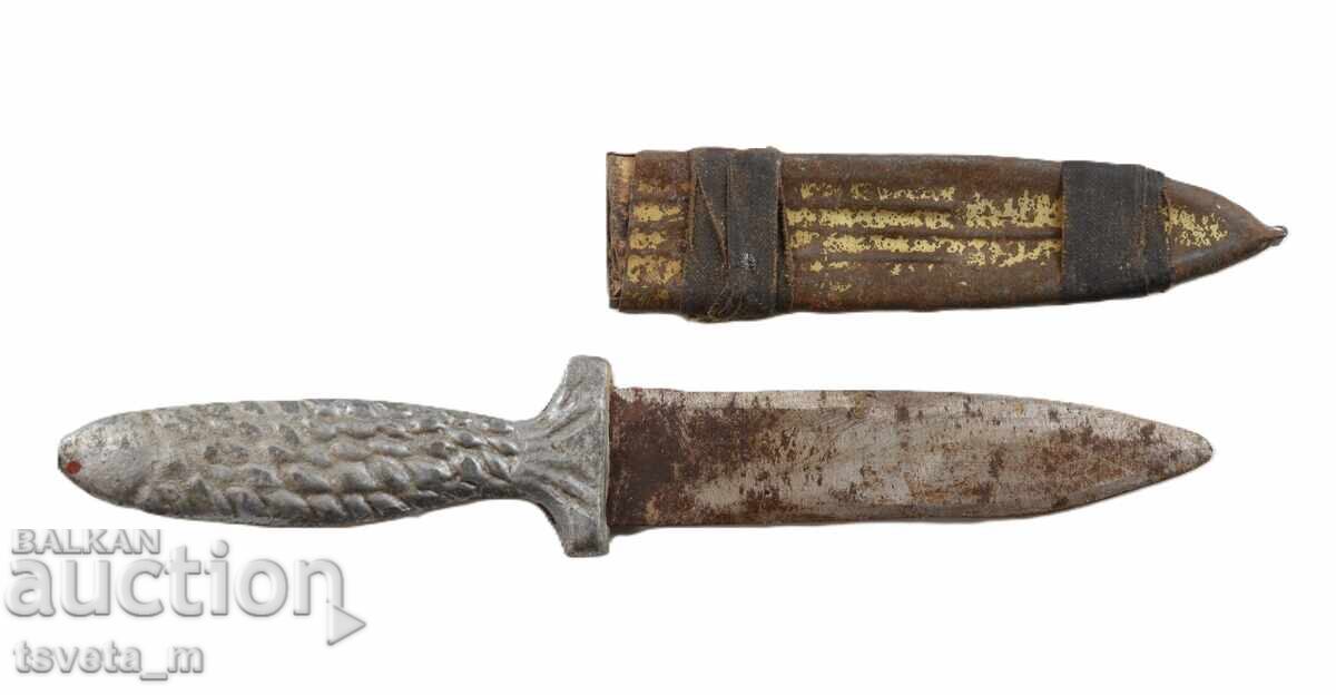 Παλαιό μαχαίρι-καμά με μεταλλική θήκη με τιμή 9.00 BGN | € 4.60