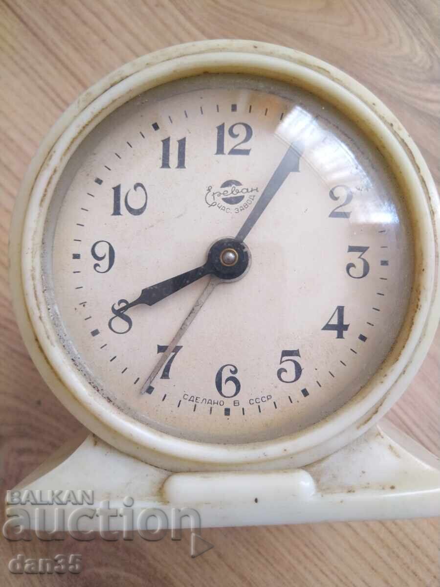 CEAS DE MASĂ SOVIETIC "EREVAN" CEAS DE MASĂ SOVIETIC "EREVAN"
