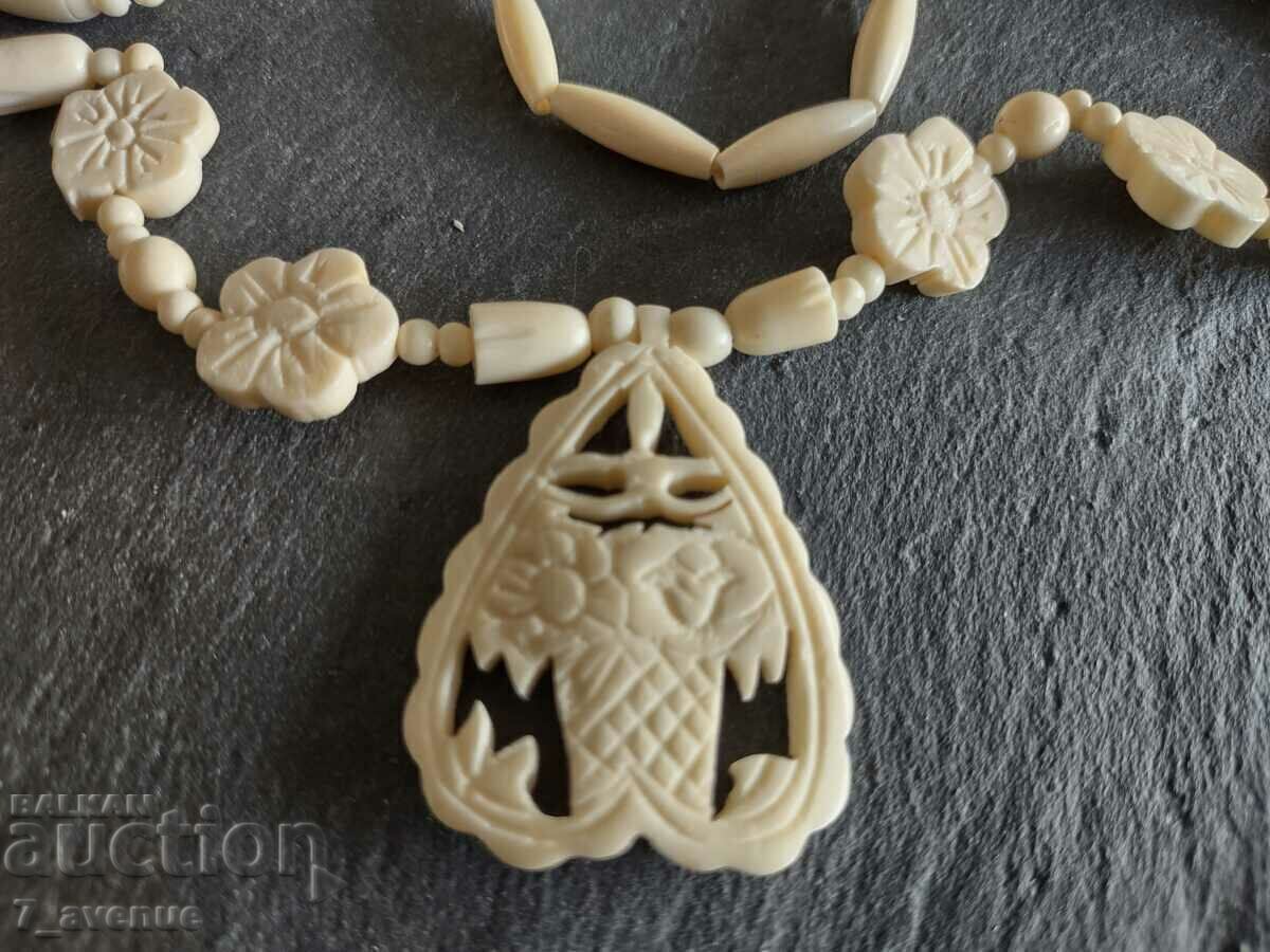 КОЛИЕ  от кост, от соца , 04.09.2025 с цена 69.00 лв. | € 35.28