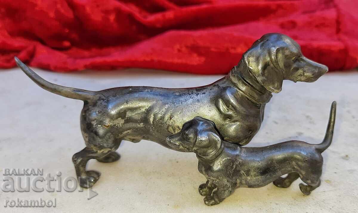 Compoziție veche argintată cu două figurine de câini teckel cu preț € 165.00 | 322.71 BGN