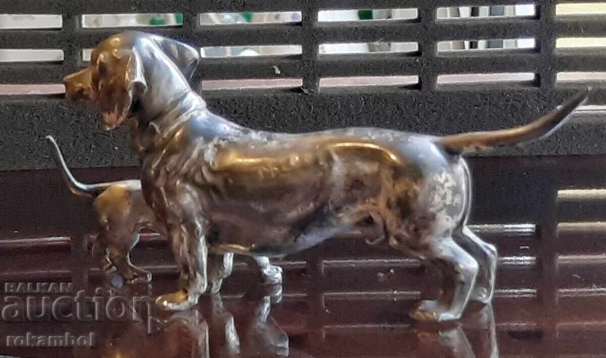 Livrarea Compoziție veche argintată cu două figurine de câini teckel