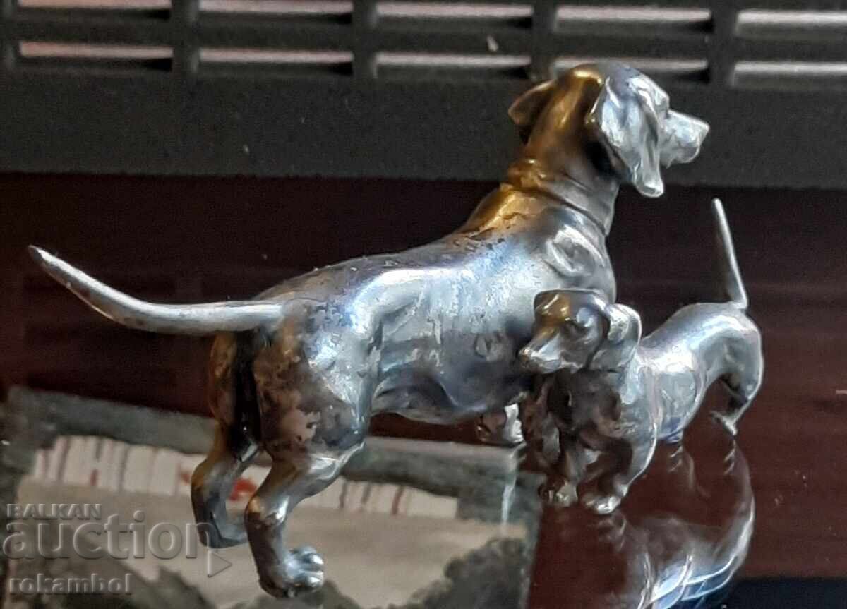 Compoziție veche argintată cu două figurine de câini teckel - 6