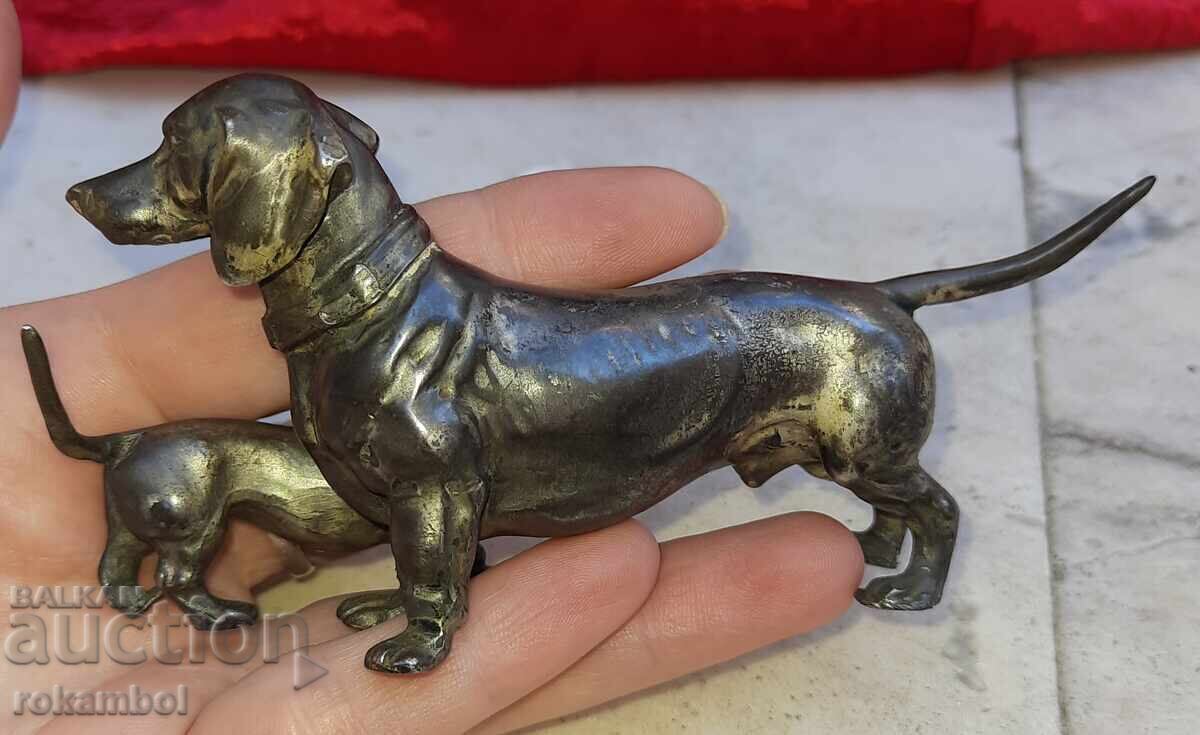Compoziție veche argintată cu două figurine de câini teckel - 7