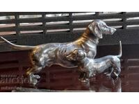 Compoziție veche argintată cu două figurine de câini teckel