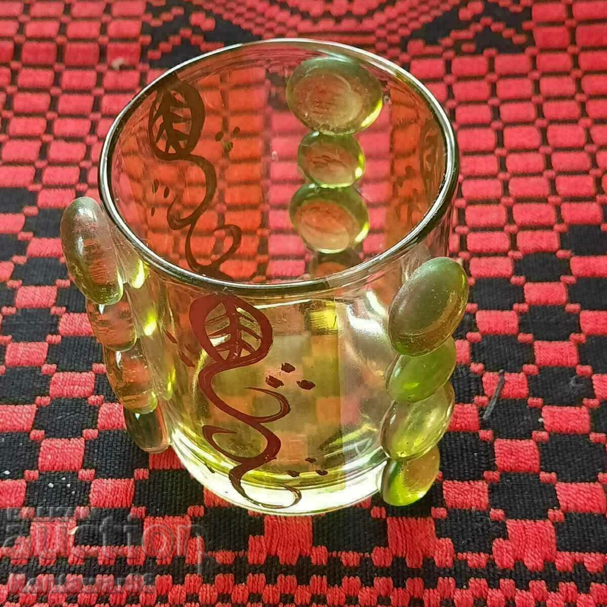 ceașcă veche de sticlă. ceașcă veche de sticlă.