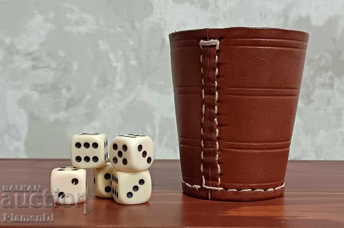 Powder kit with five dice Powder kit with five dice