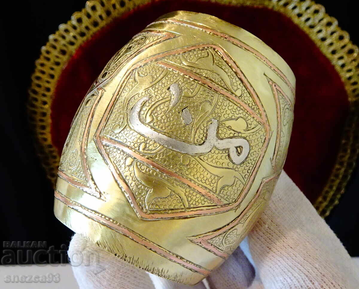 Доставка на Персийска бронзова чаша за вино със сребро и мед. Доставка на Персийска бронзова чаша за вино със сребро и мед.