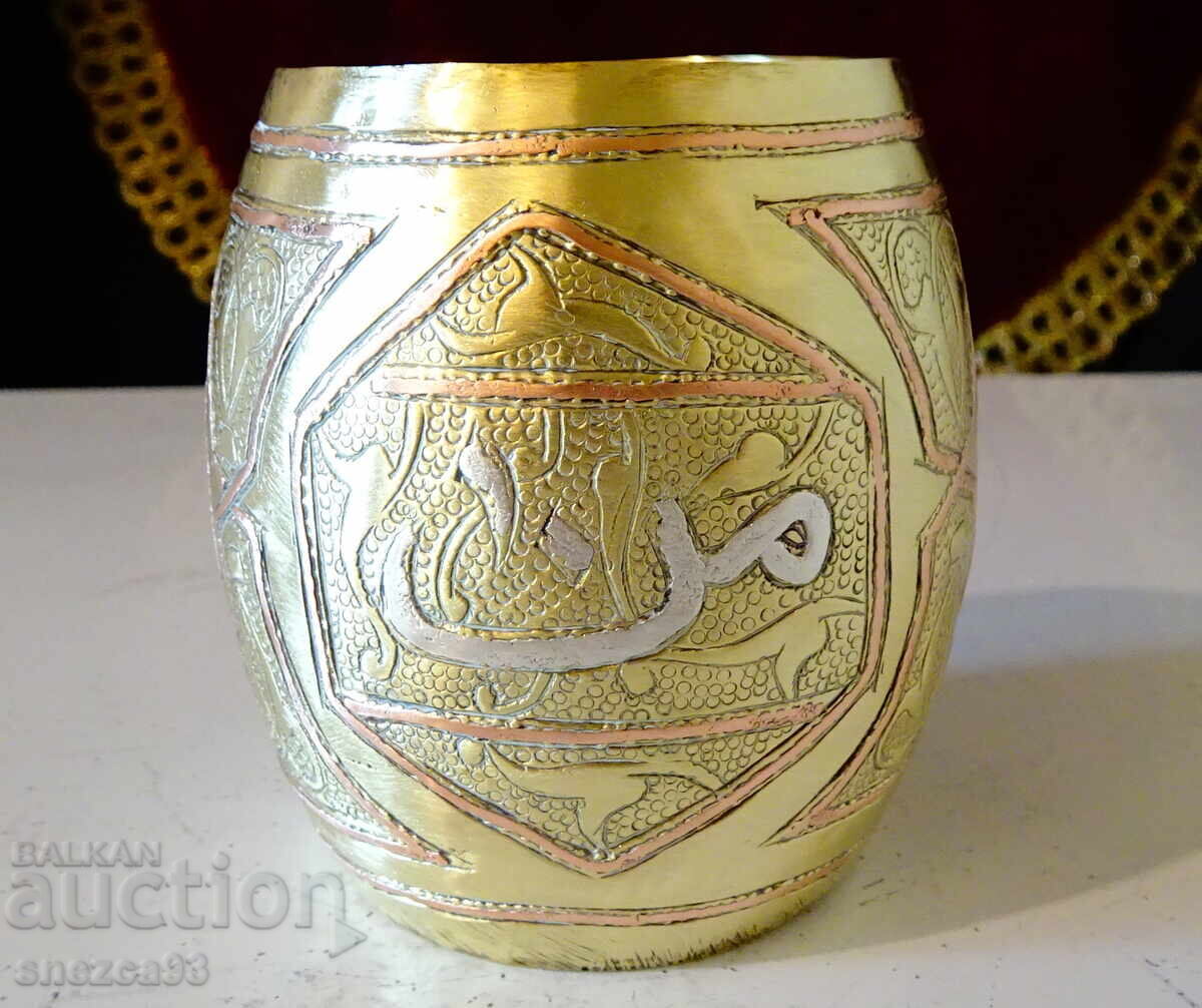 Персийска бронзова чаша за вино със сребро и мед. Персийска бронзова чаша за вино със сребро и мед.