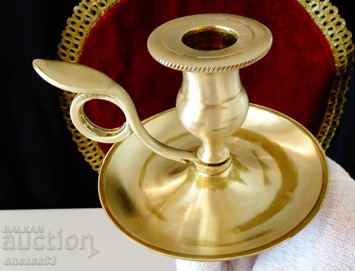 Бронзов свещник с дръжка 320 гр. с цена 25.00 лв. | € 12.78