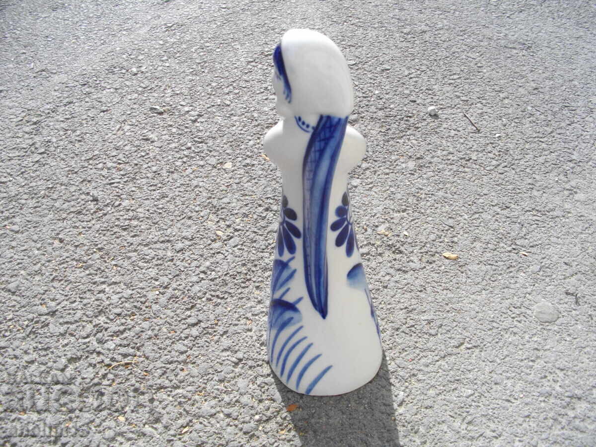 FIGURINĂ DE PORȚELAN PICTATĂ MANUAL STATUETĂ DIN PORȚELAN URSS cu preț 115.00 BGN | € 58.80