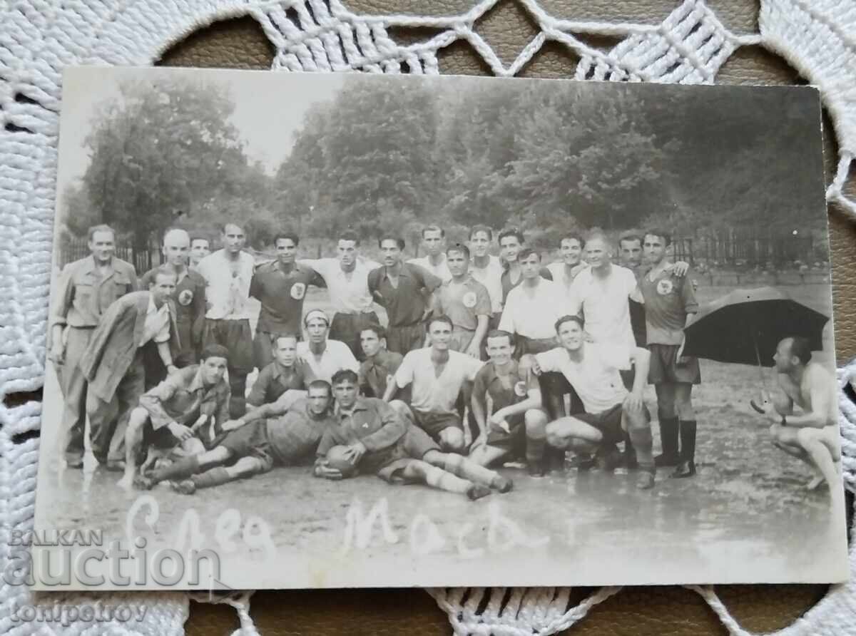 Δύο ποδοσφαιρικές ομάδες φωτογραφημένες μετά τη βροχή Δύο ποδοσφαιρικές ομάδες φωτογραφημένες μετά τη βροχή