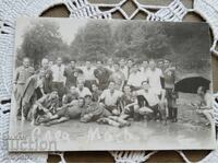 Două echipe de fotbal fotografiate după ploaie