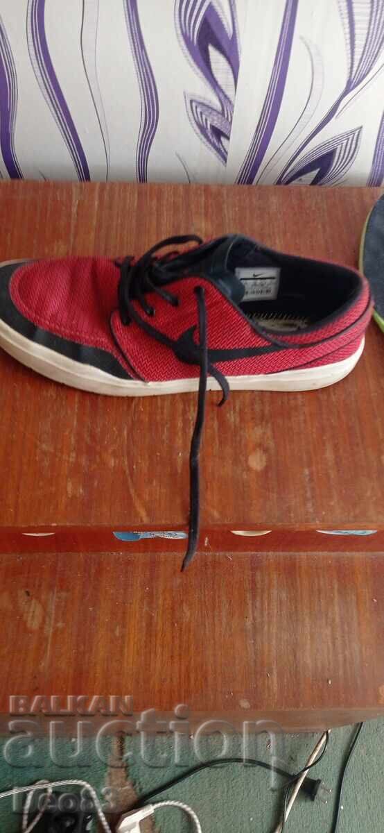 Παπούτσια Nike με τιμή 10.00 BGN | € 5.11 Παπούτσια Nike με τιμή 10.00 BGN | € 5.11