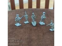 Cinci soldăței de plumb vechi - marcați