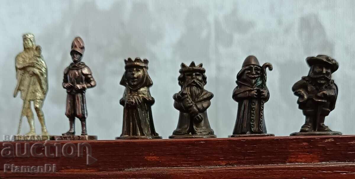 Lot de figurine metalice, KINDER SURPRISE, KINDER SURPRIZ cu preț 30.00 BGN | € 15.34