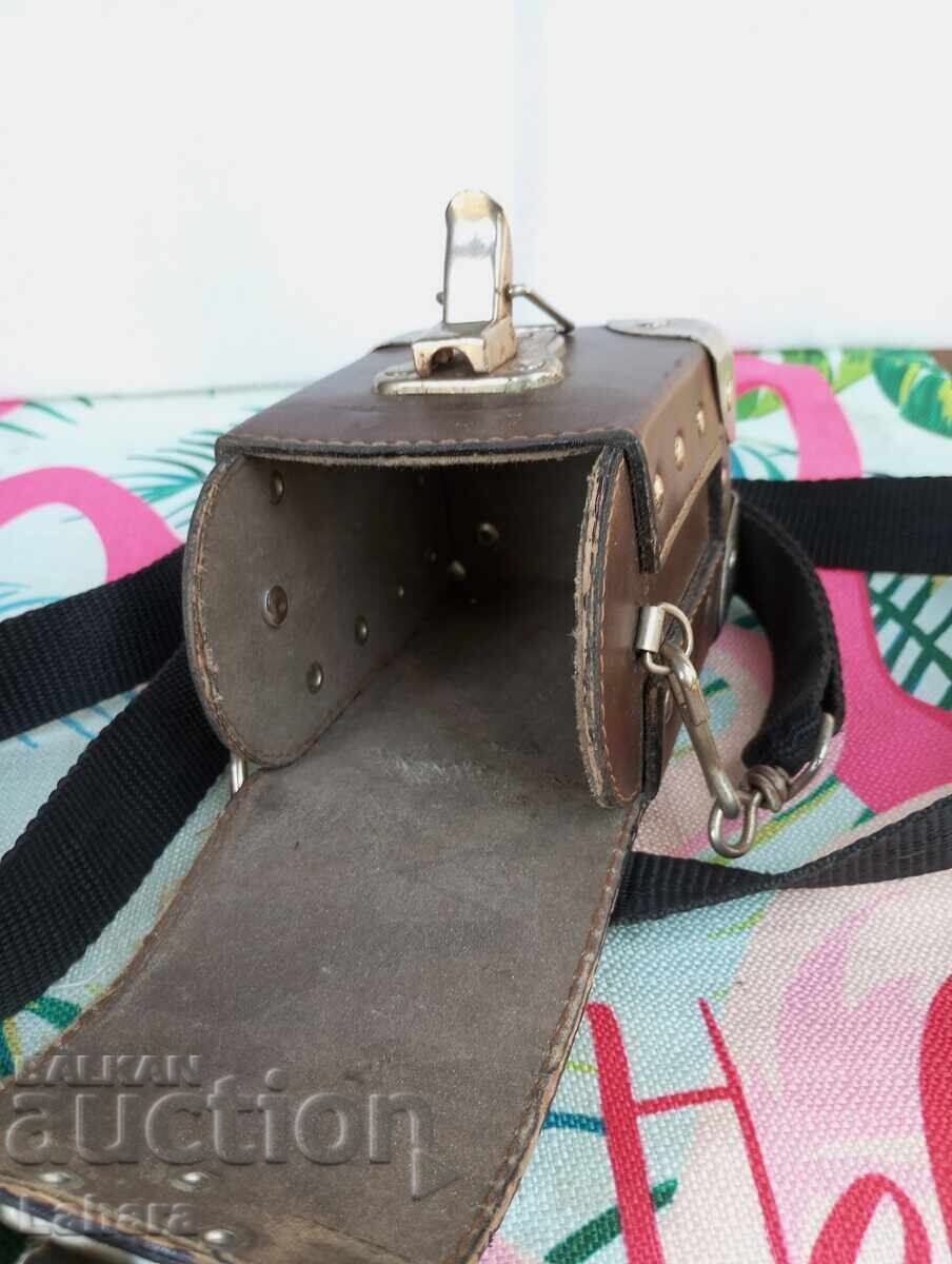 Licitație Geantă de piele cu accesorii metalice Licitație Geantă de piele cu accesorii metalice