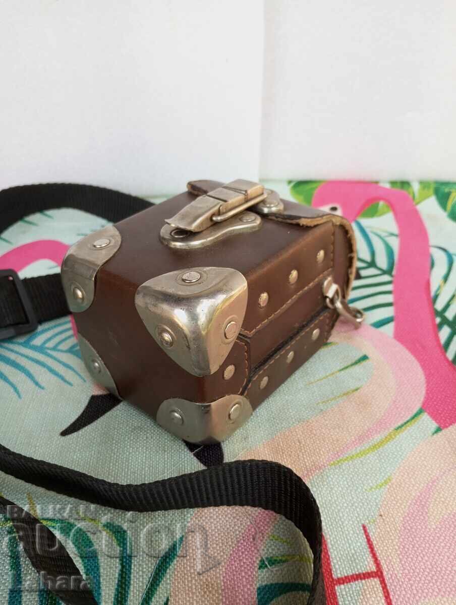 Livrarea Geantă de piele cu accesorii metalice