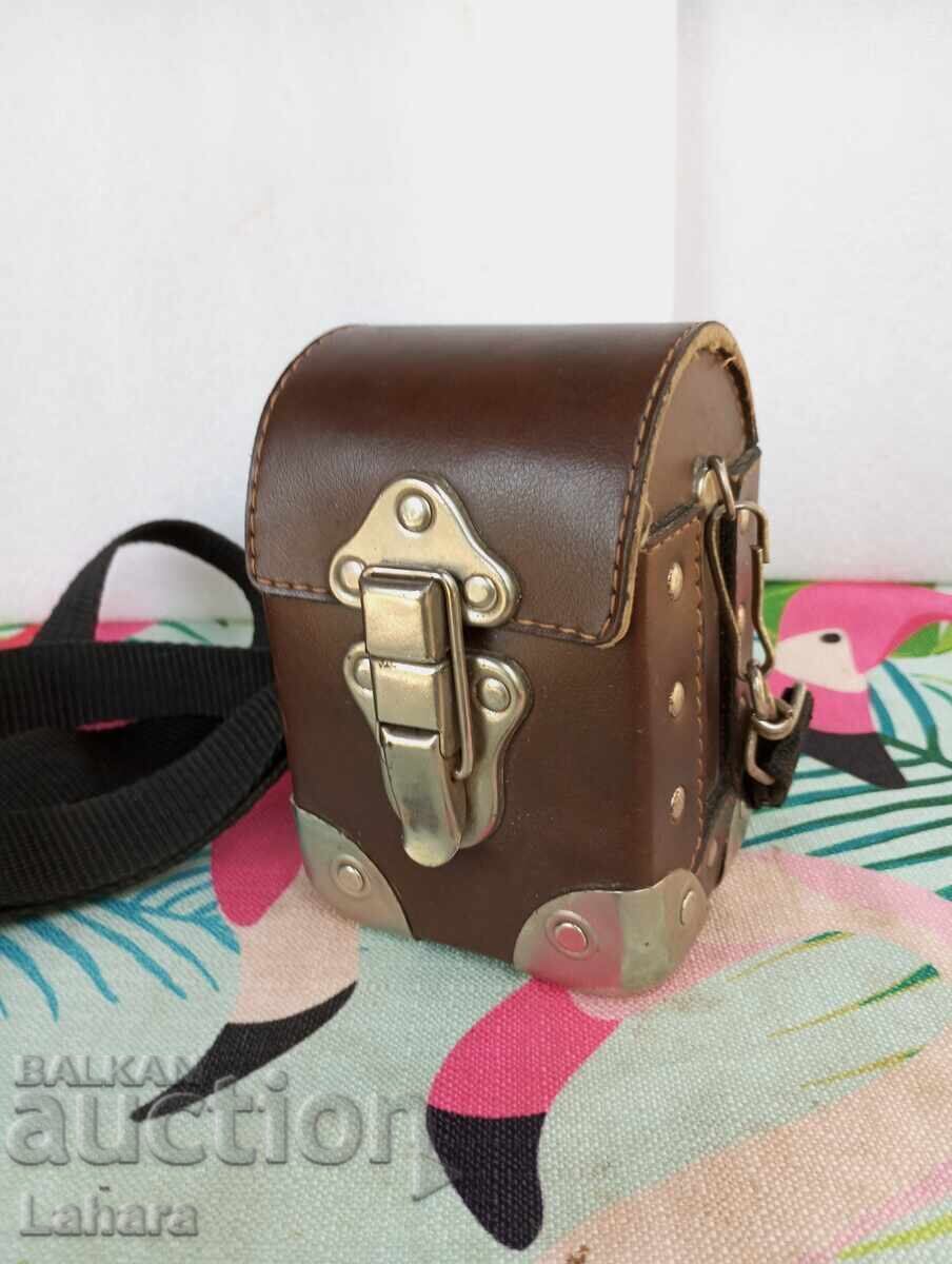 Geantă de piele cu accesorii metalice Geantă de piele cu accesorii metalice