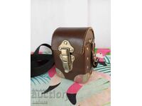 Кожена чанта с метален обков