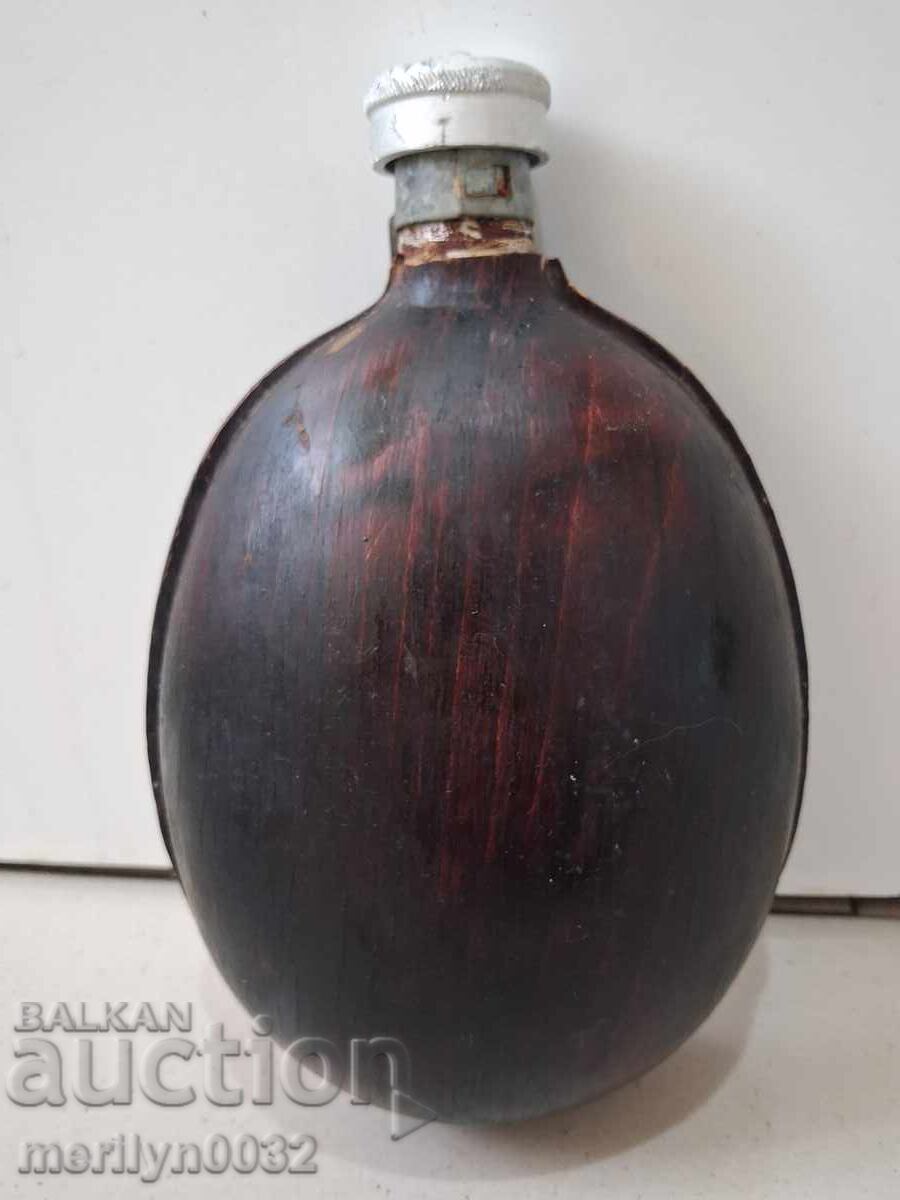 Aluminum canteen with carabiner for hanging