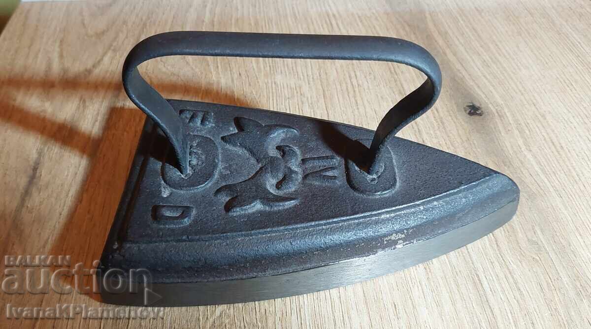 Fier de călcat retro pentru colecționari cu preț 28.00 BGN | € 14.32 Fier de călcat retro pentru colecționari cu preț 28.00 BGN | € 14.32