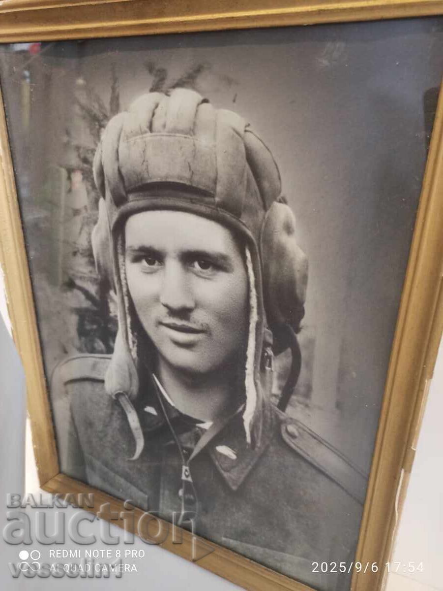 Стара снимка в рамка на военен , танкист кемаф с цена € 35.00 | 68.45 лв.