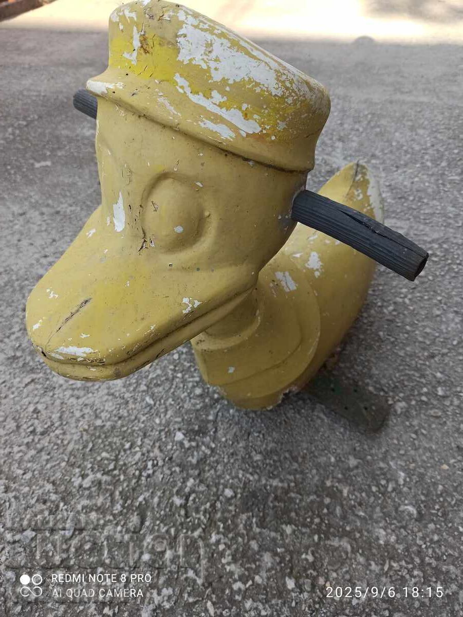 Παλιά σοσιαλιστική μεγάλη πάπια κούκλα ήταν σε χρήση με τιμή 168.00 BGN | € 85.90