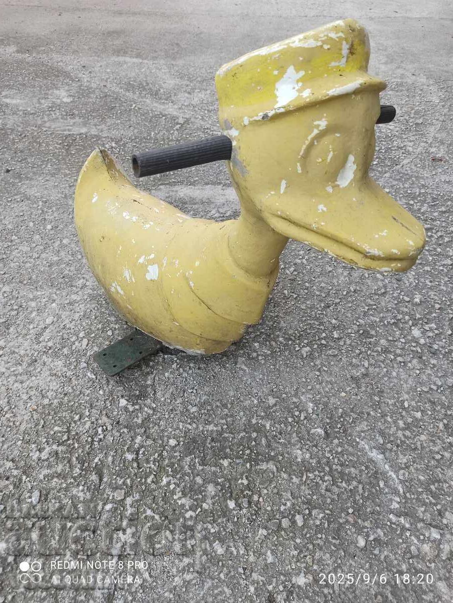 Licitație Rață mare, veche, de epocă, leagăn social, a fost pe un șezlong Licitație Rață mare, veche, de epocă, leagăn social, a fost pe un șezlong